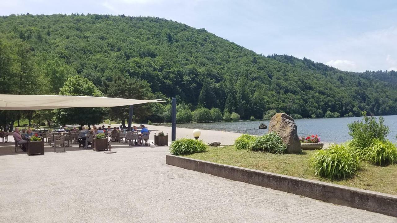 Camping Domaine Du Lac Chambon Murol Exterior foto